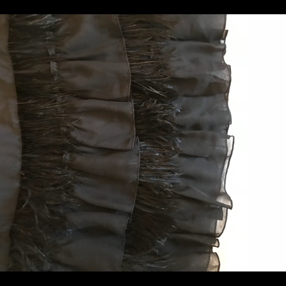 Straight black dress with feathers and ruffles - Picture 2 of 3